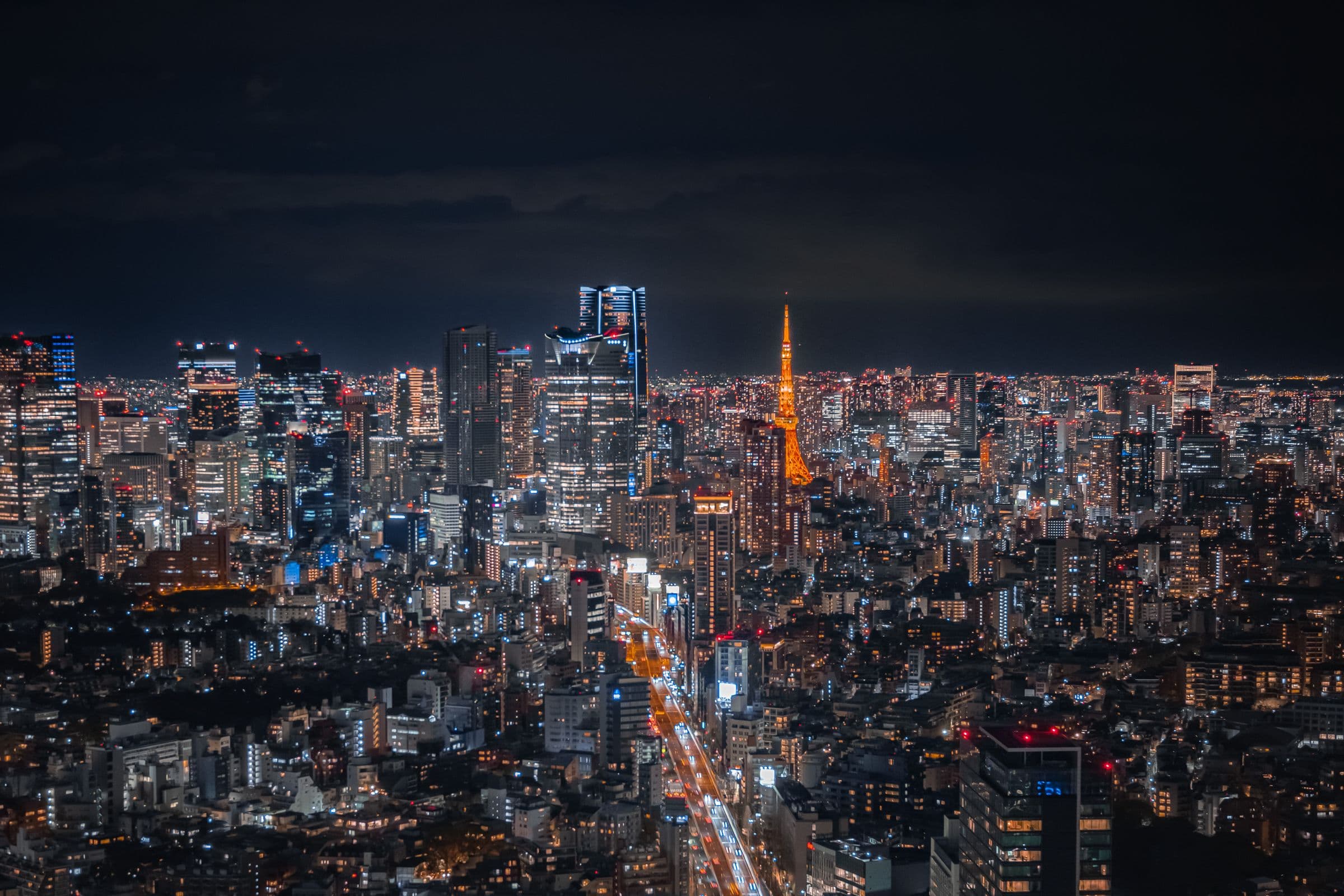 夜の都市に立ち並ぶマンション・タワー群